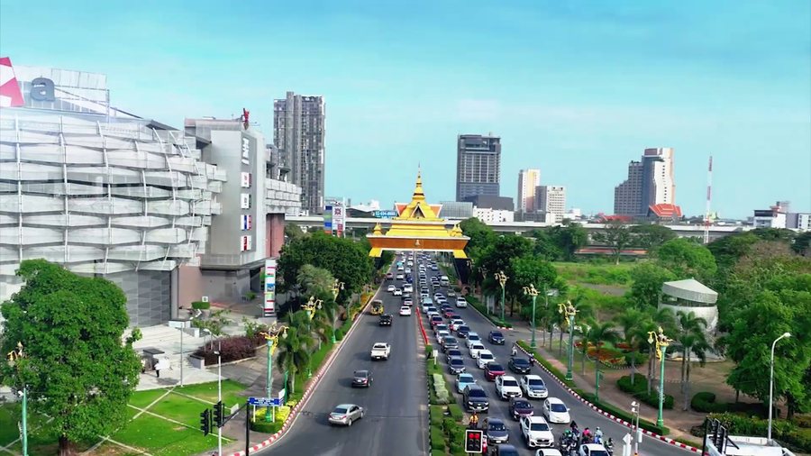 A main road through Khon Kaen in northeast Thailand, where bank branch requirements for foreigners moving to Thailand often differ from Bangkok.
