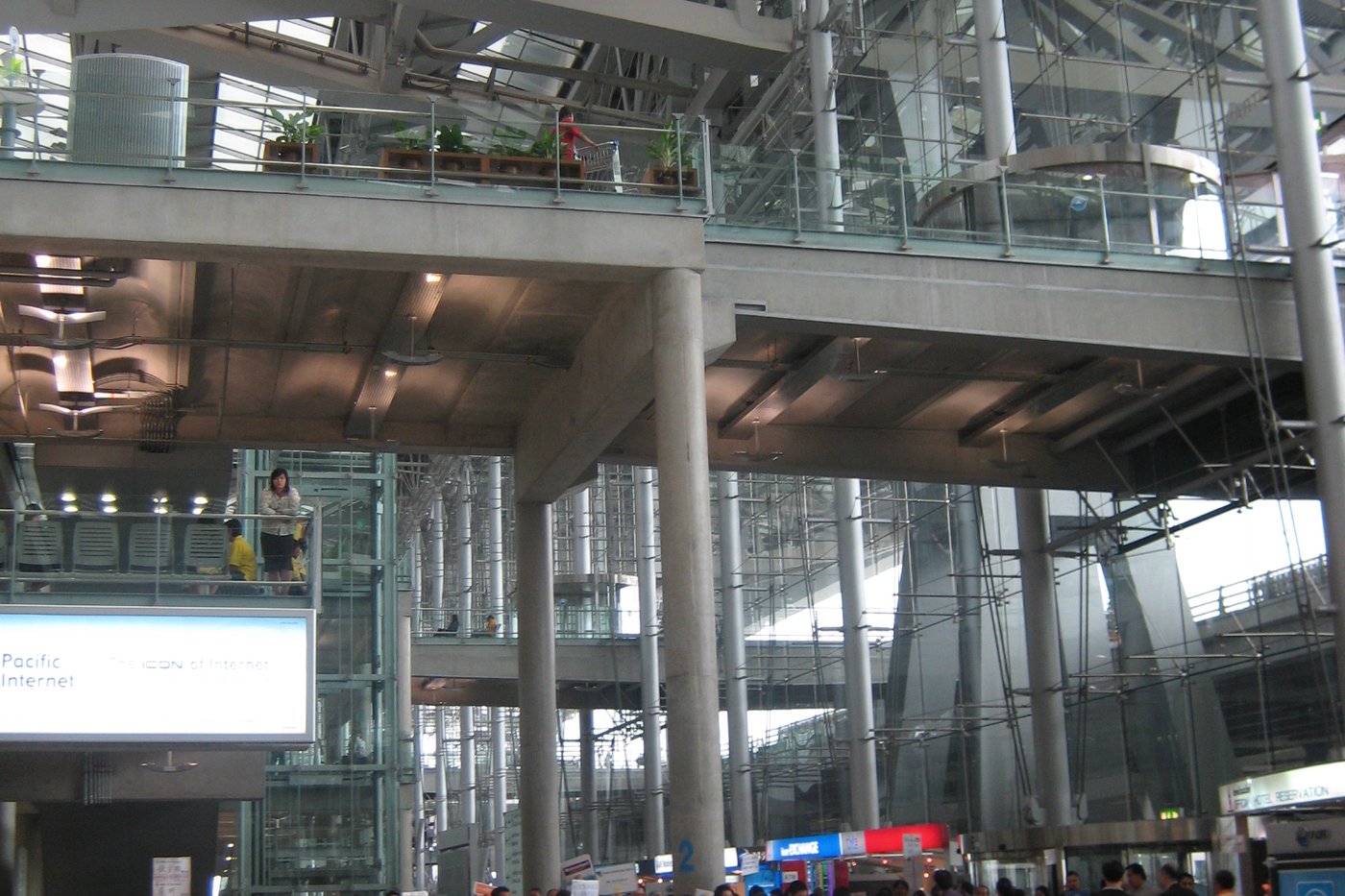 Arrival hall at Suvarnabhumi Airport in Bangkok, where foreign travellers on a Thai visa or visa exemption now have the option to submit their digital arrival card through the THIM app before landing.