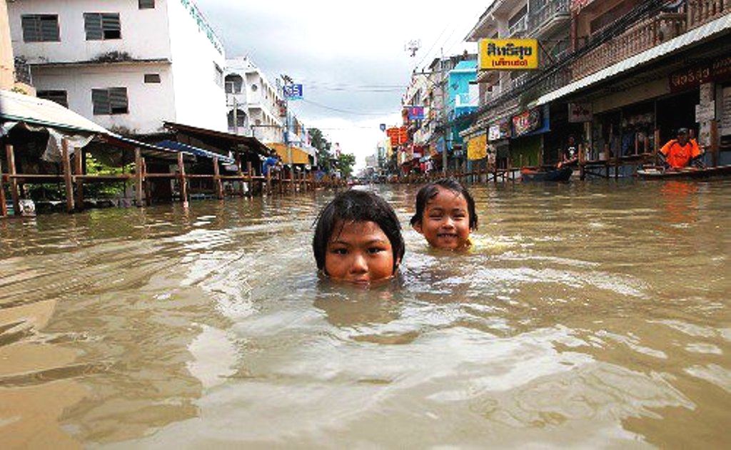 Bangkok road under floodwater during the 2011 floods, with the street turned into a shallow lake, relevant to renting in Thailand and flood insurance for expats.