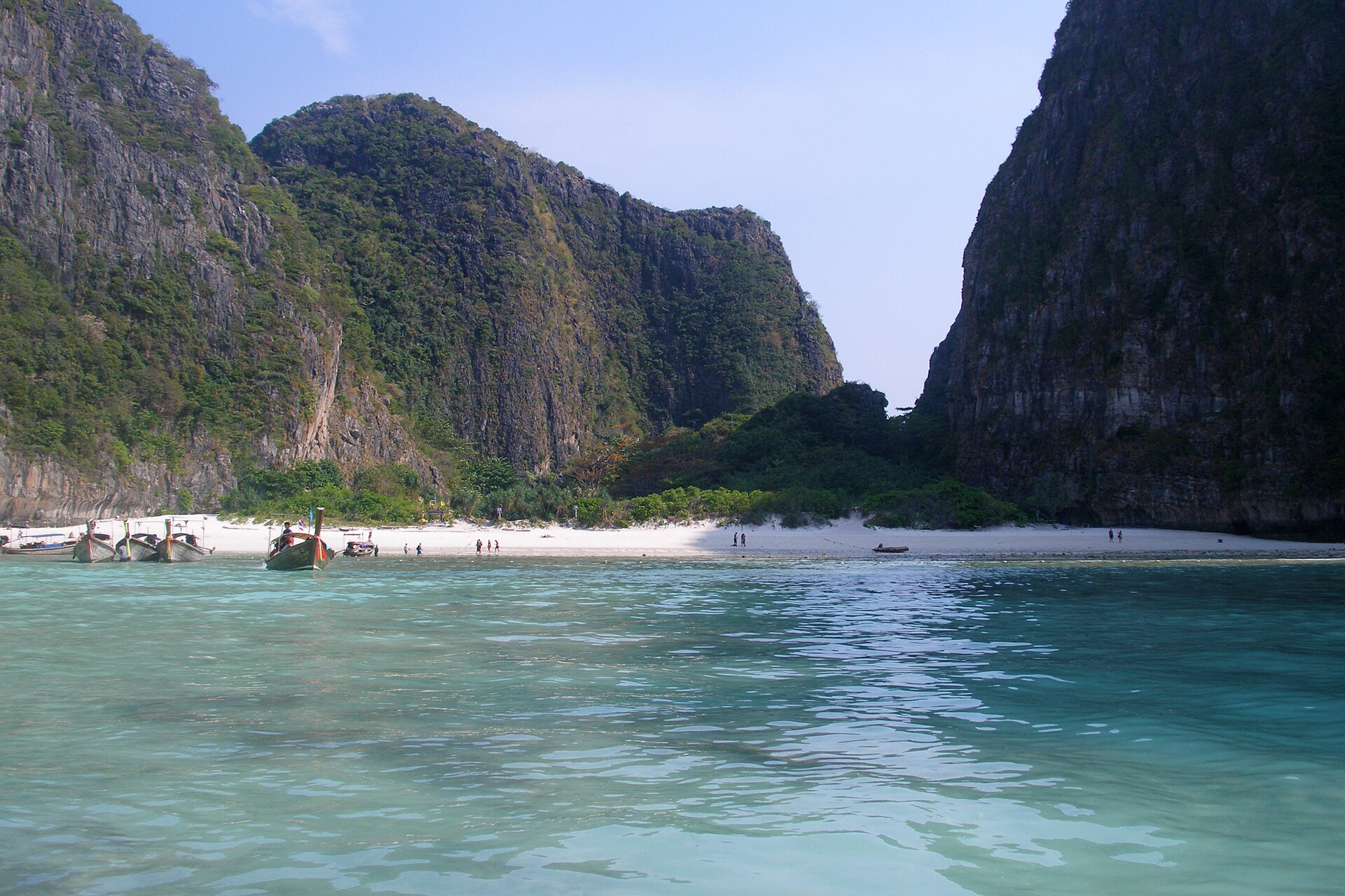 Maya Bay beach on Koh Phi Phi Leh, Thailand, with turquoise water and limestone cliffs, reopened to visitors in October 2026 for Phuket and Krabi expats.