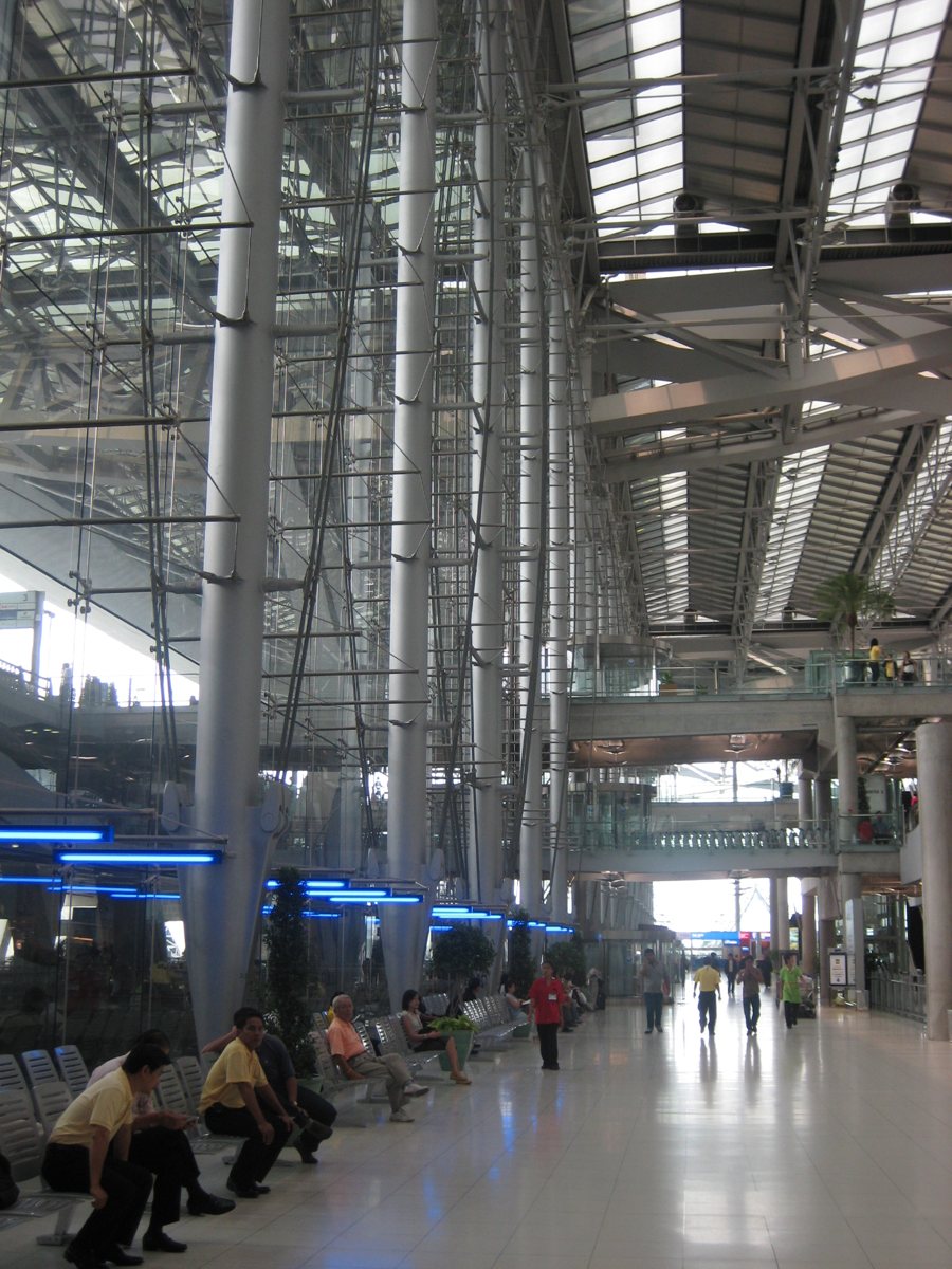 Arrival hall at Suvarnabhumi Airport, Bangkok, where foreign visitors and Thailand long stay expats land and where the proposed 450 baht entry fee would apply first.