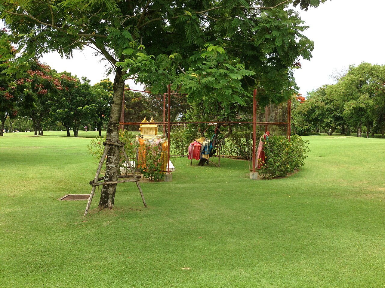 Green fairway and spirit house at Krungthep Kreetha, the east Bangkok residential area named in the nominee property raid, relevant to moving to Thailand and buying a home.